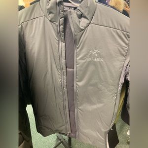Mens Arc’teryx Atom AR Jacket. Color is Mircochip (Gray). Small.